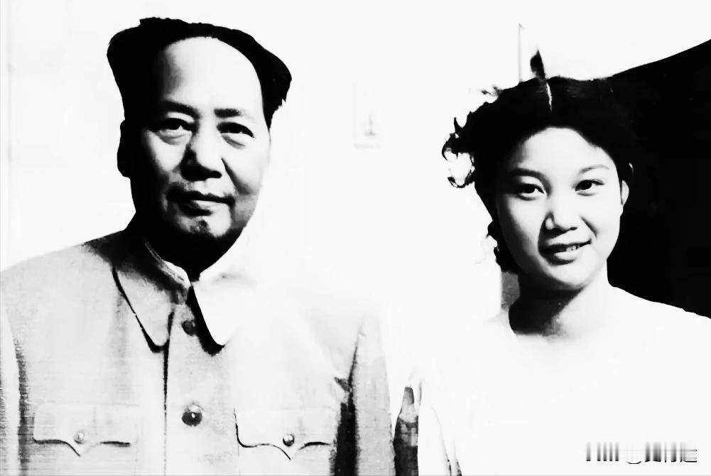 拍这个照片的时候，不知道毛主席心里的苦有多难受，你看他的脸都有点僵硬，脸庞瘦削，