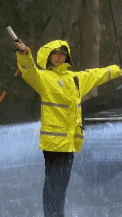 暴雨中兔子警官还在不慌不忙地疏导交通，真的太不容易了。社会百态正能量
