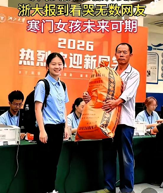 这件事据说看哭了很多人。其实，最感动人的，是这张照片：女儿没有一点自卑感，面对镜