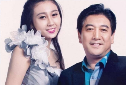 2007年，水均益老婆突然半身不遂，他二话不说就跟老婆离了婚，闺女哭哭啼啼地说：