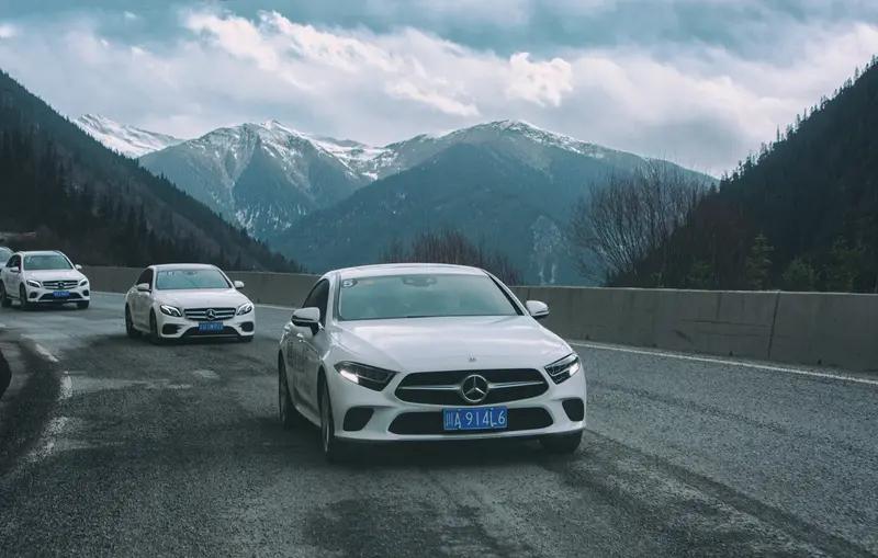 奔驰和宝马几乎不用双离合，而以AT变速箱为主，这里面有不少门道。双离合变速箱制