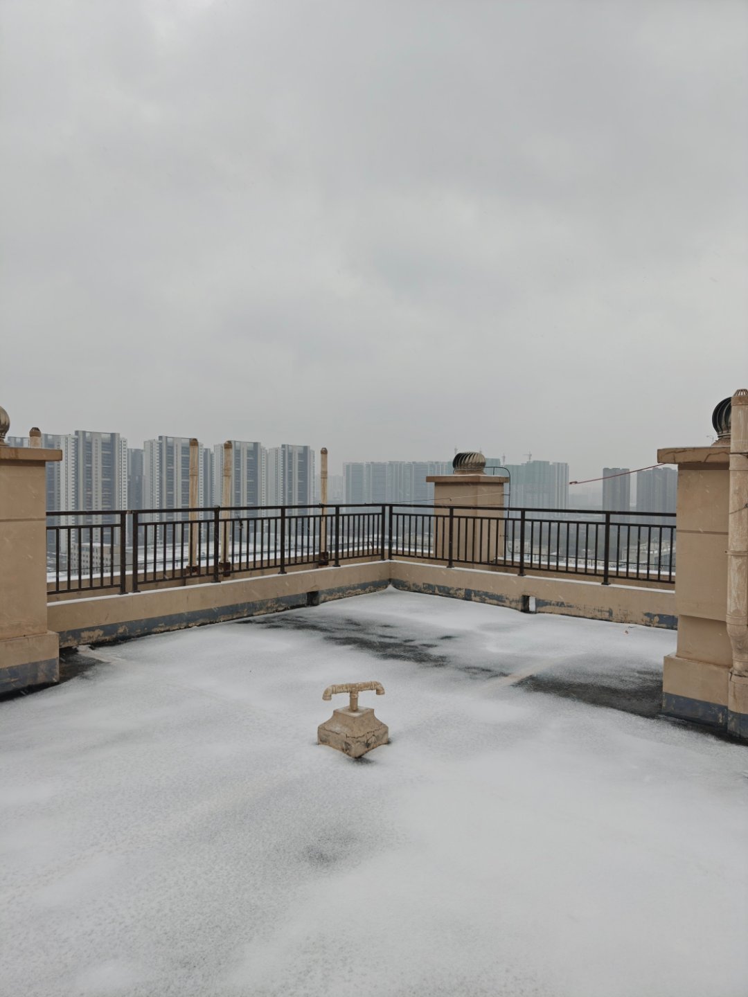 下雪郑州市区今年冬天的第一场雪，比预想的大了一些。天真的太冷了，感觉还要加衣服。