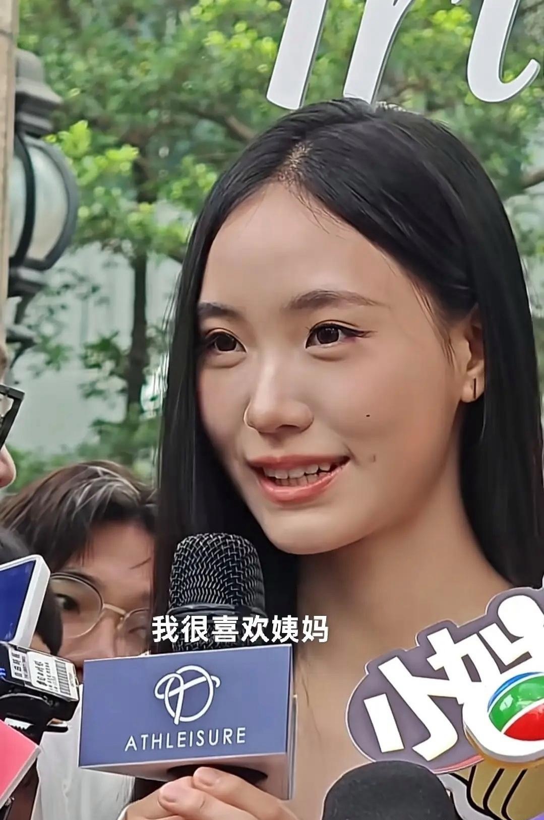 小s二女儿接受采访！她称：“我们大家都以妈妈为荣，为她开心，妈妈太不容易了，失去