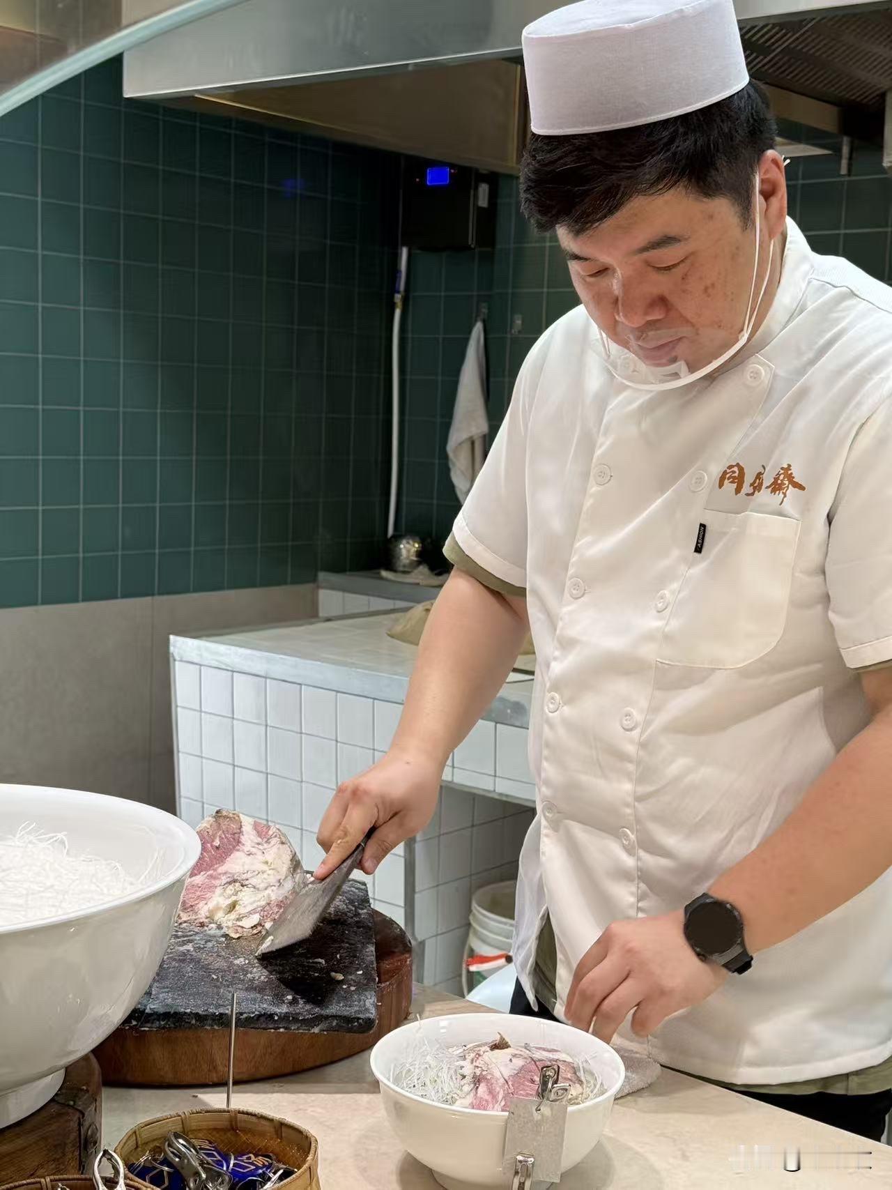 太夯了！上下两层600平超大店面，气派大气，这么高级的牛羊泡馍店很少见！开在粉