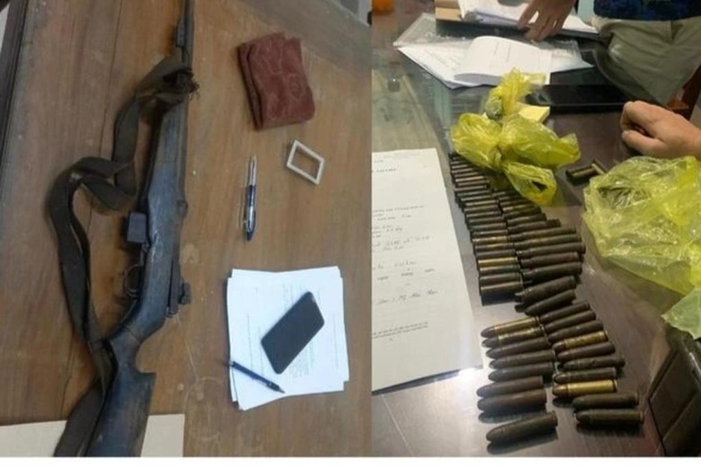 越南两名藏匿军枪和子弹的嫌疑人被捕居住在越南嘉莱的丁科和RmahBro