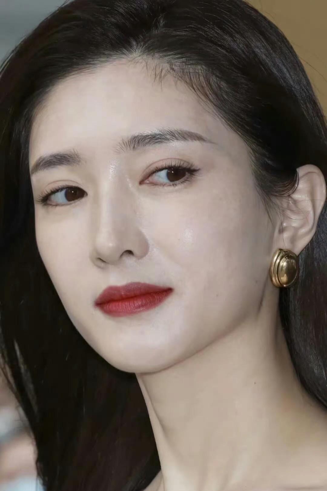 哇，江疏影这个怼脸拍好绝啊！这颜值是真·扛得住任何镜头啊！她这个妆我真的吹爆