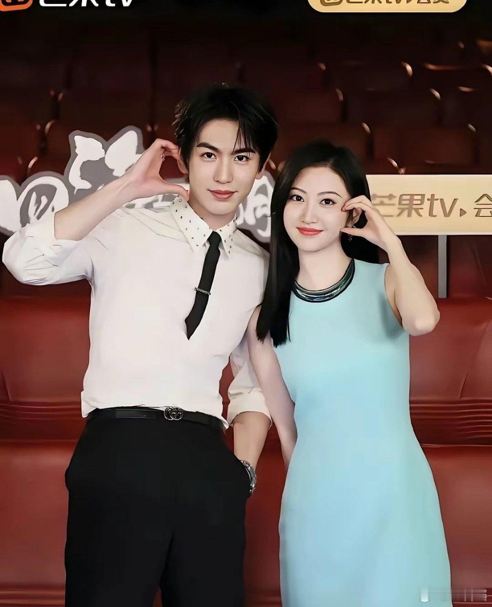 盘点张凌赫合作过的8位女演员!你们觉得跟谁更有CP感?1张凌赫&赵今麦《琥珀樱