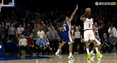 哈登：绝杀打我肘也不吹的吗？第一次真点肘上了，肯定对发力是有影响的，图2看明显