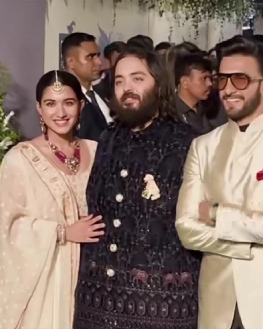 11月22日，印度首富夫妇带着小儿子夫妻俩一同出席活动。首富夫人妮塔罕见穿着一