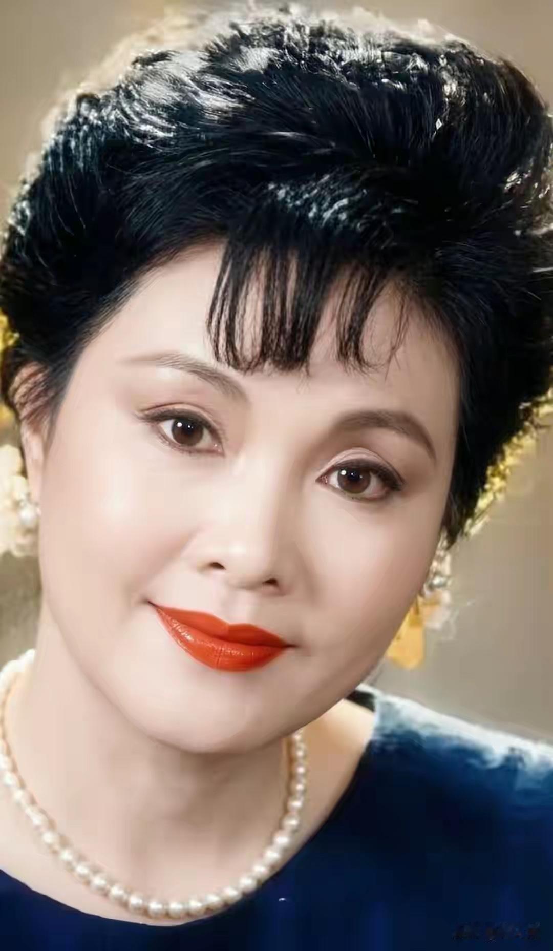 李谷一年轻时真的太美了，五官精致两只有神大眼晴，才华横溢，毕业于湖南师范大学。