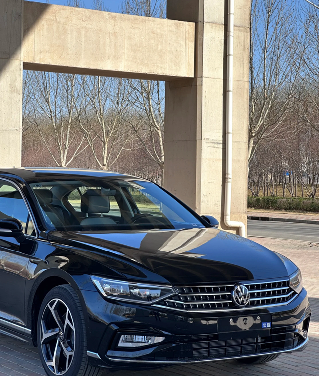 速腾直接干迈腾了迈腾280现在跟速腾差不了太大了，纯属B级车外观跟330豪华一