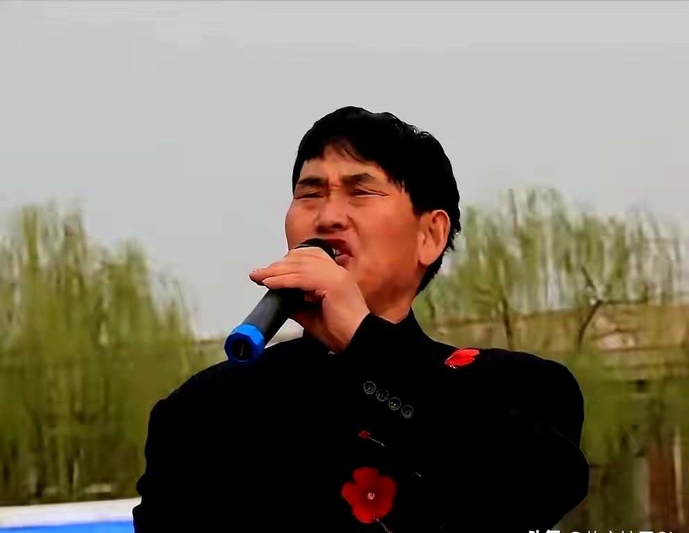 大老爷们穿小短裙戴娃娃帽，这事真在娱乐圈发生过。2026年朱之文跨界跑音乐节