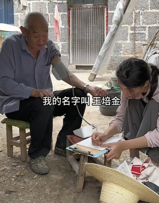 李富贵最新视频，带村里的老人去郑州旅游，有网友说这些老人路上出事了怎么办呢？其实