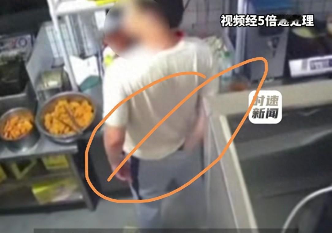 “太恶心了！”浙江温州，一网友点了份炸鸡外卖，店家有“明厨亮灶”，他就点开看了一