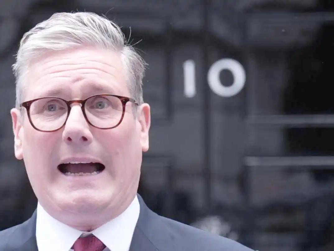 英国朝令夕改，全球资本慌了！下一个被坑的会是谁？昔日斯塔默访华笑脸洽谈，