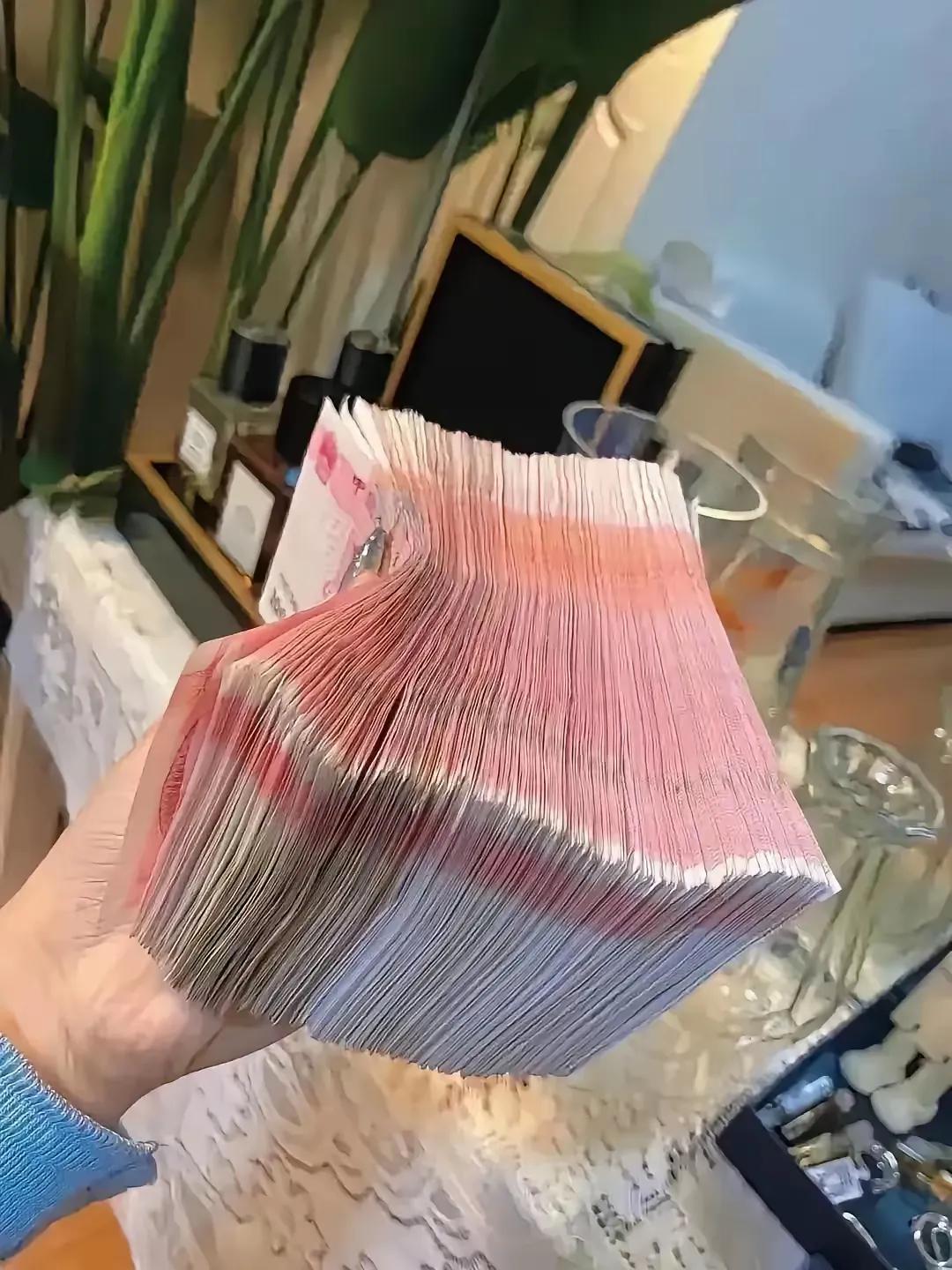 有钱就是豪横！有钱就是豪横今天单位发半年度奖金，那场面，可真是“豪横”到让