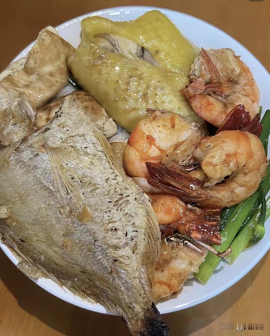 个鱼和白斩鸡肉放一起，腥不唻？