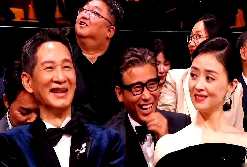 70岁张丰毅在金鹰奖现场拿着提词器居然卡壳了，台下于和伟和李乃文低头憋笑，根本绷