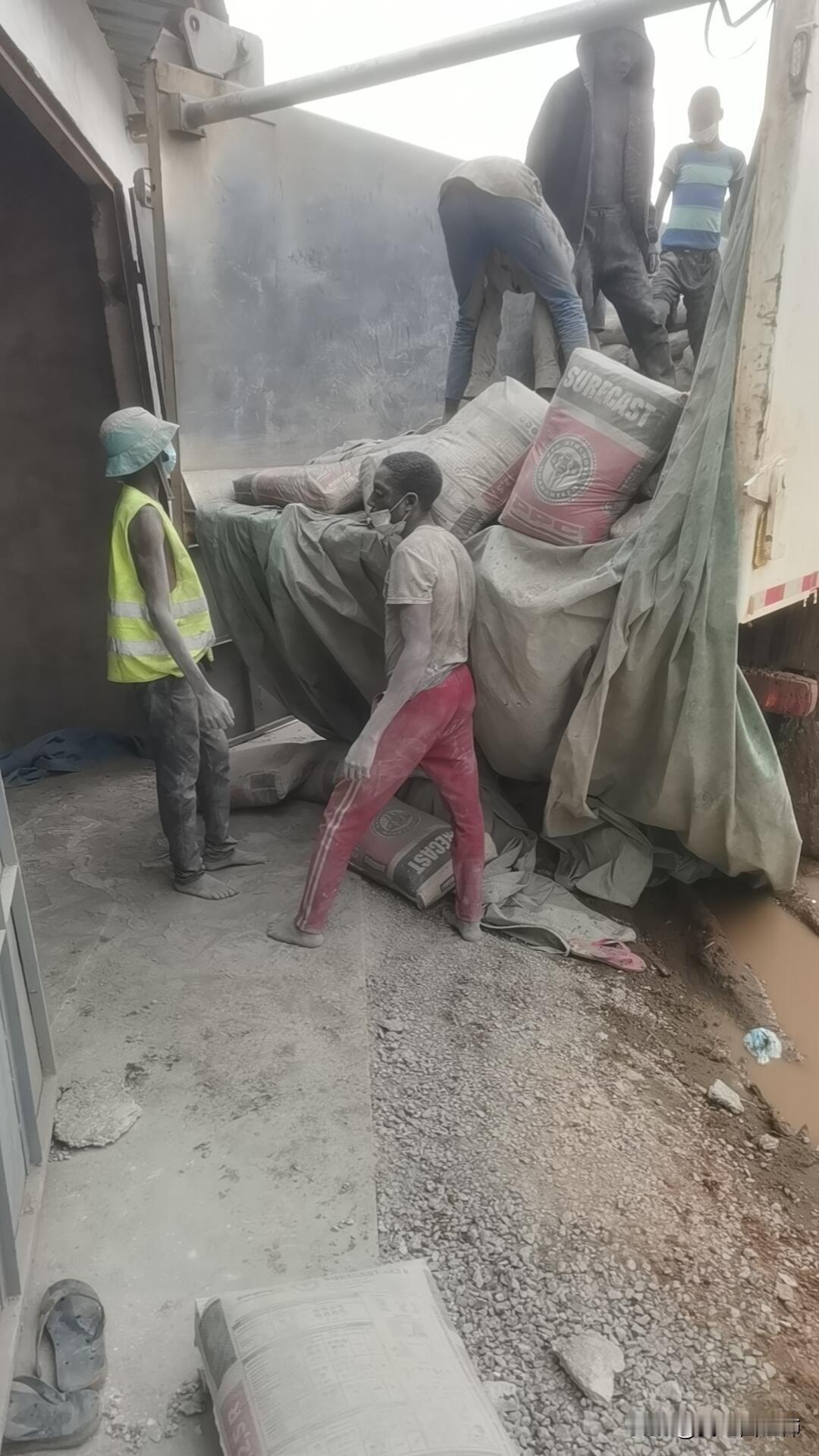 本科男护非洲上班第十三天雇佣了童工领导来了任务，装车三百袋水泥，我让黑人马仔