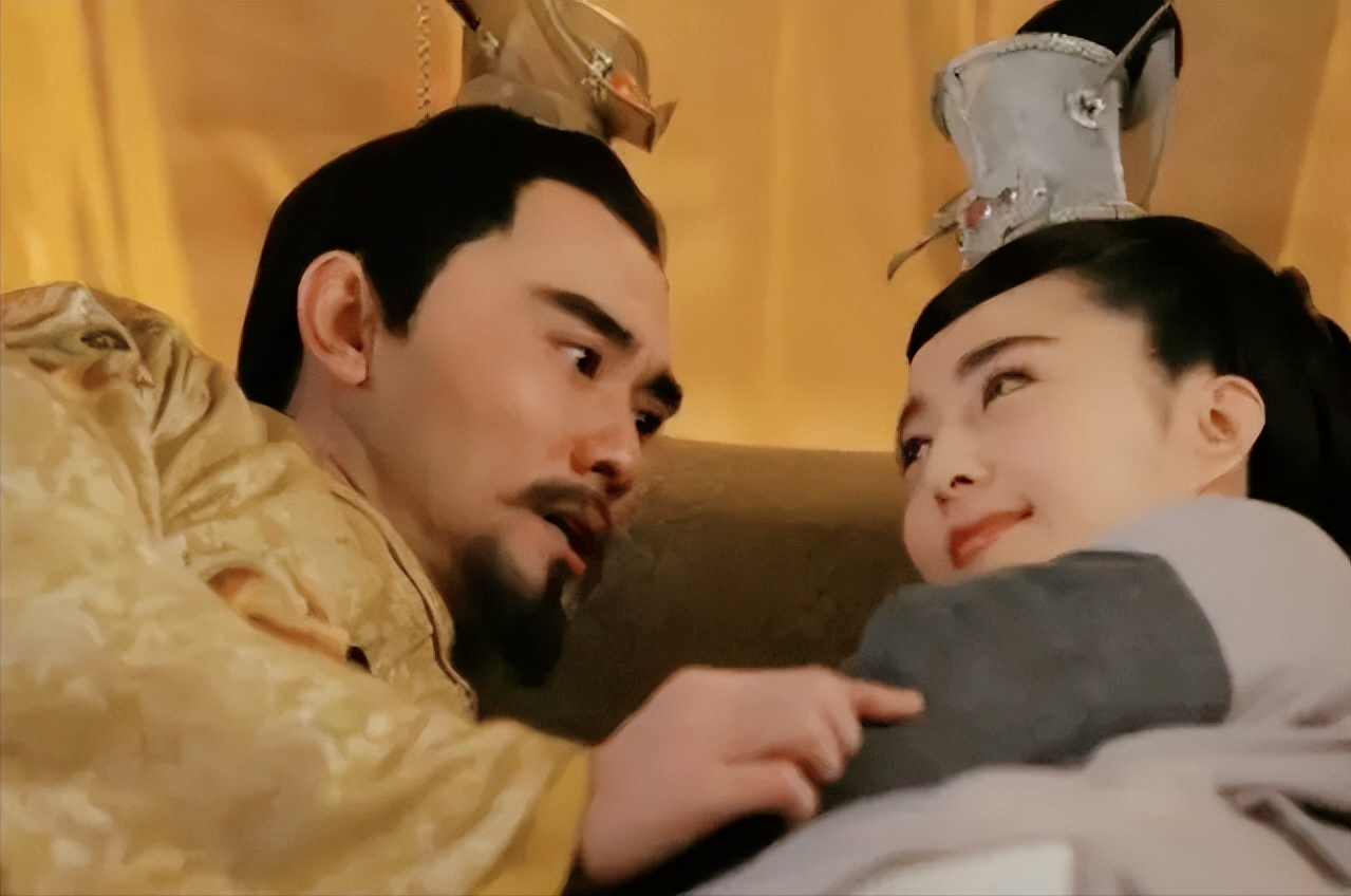 756年晚上，38岁的杨贵妃正在侍寝69岁的李隆基，两人正要进入梦乡时，就听到外