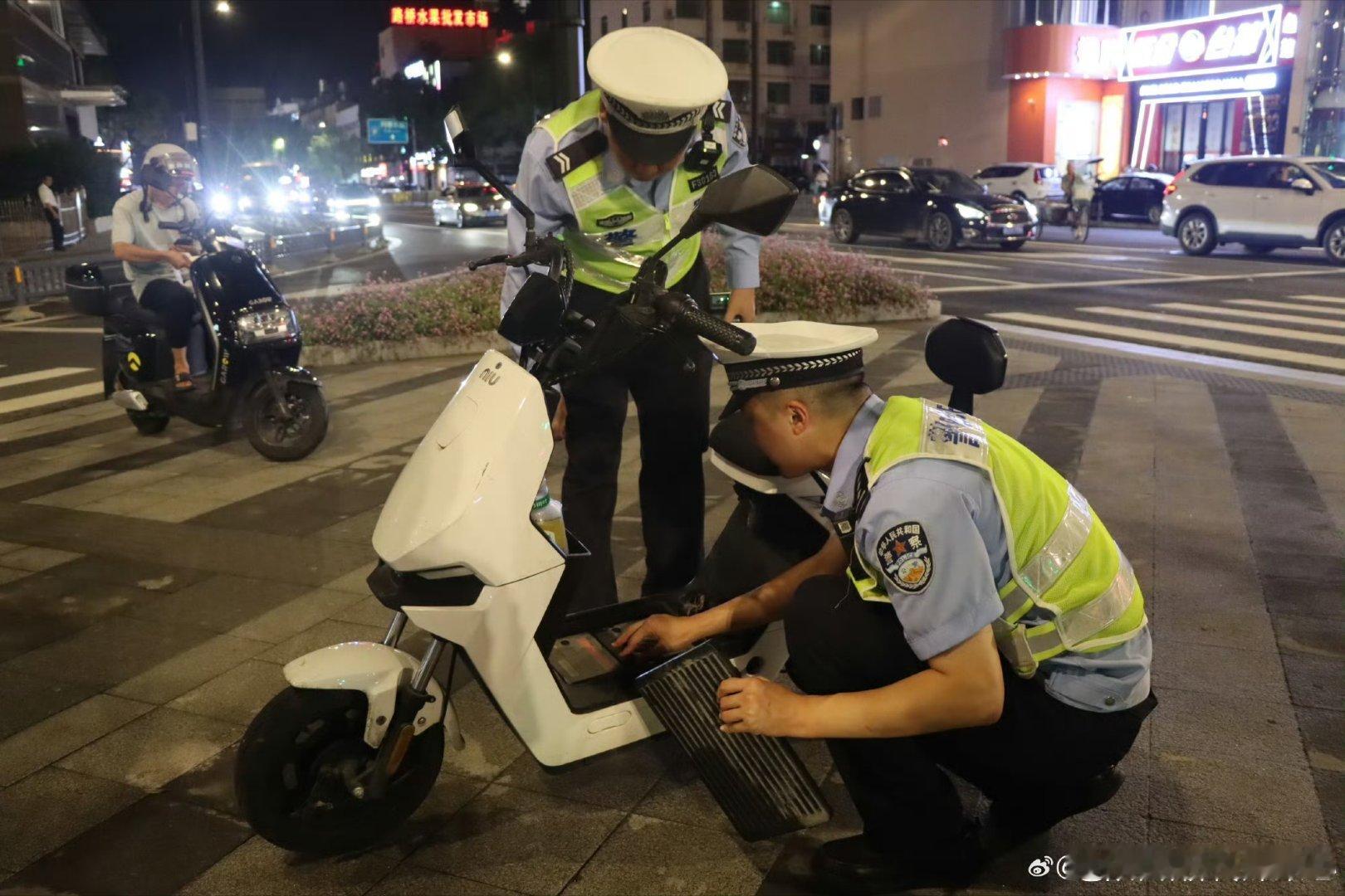 【台州路桥文明骑行安全不打折】连日来，台州交警持续开展电动车专项整治，重点查纠