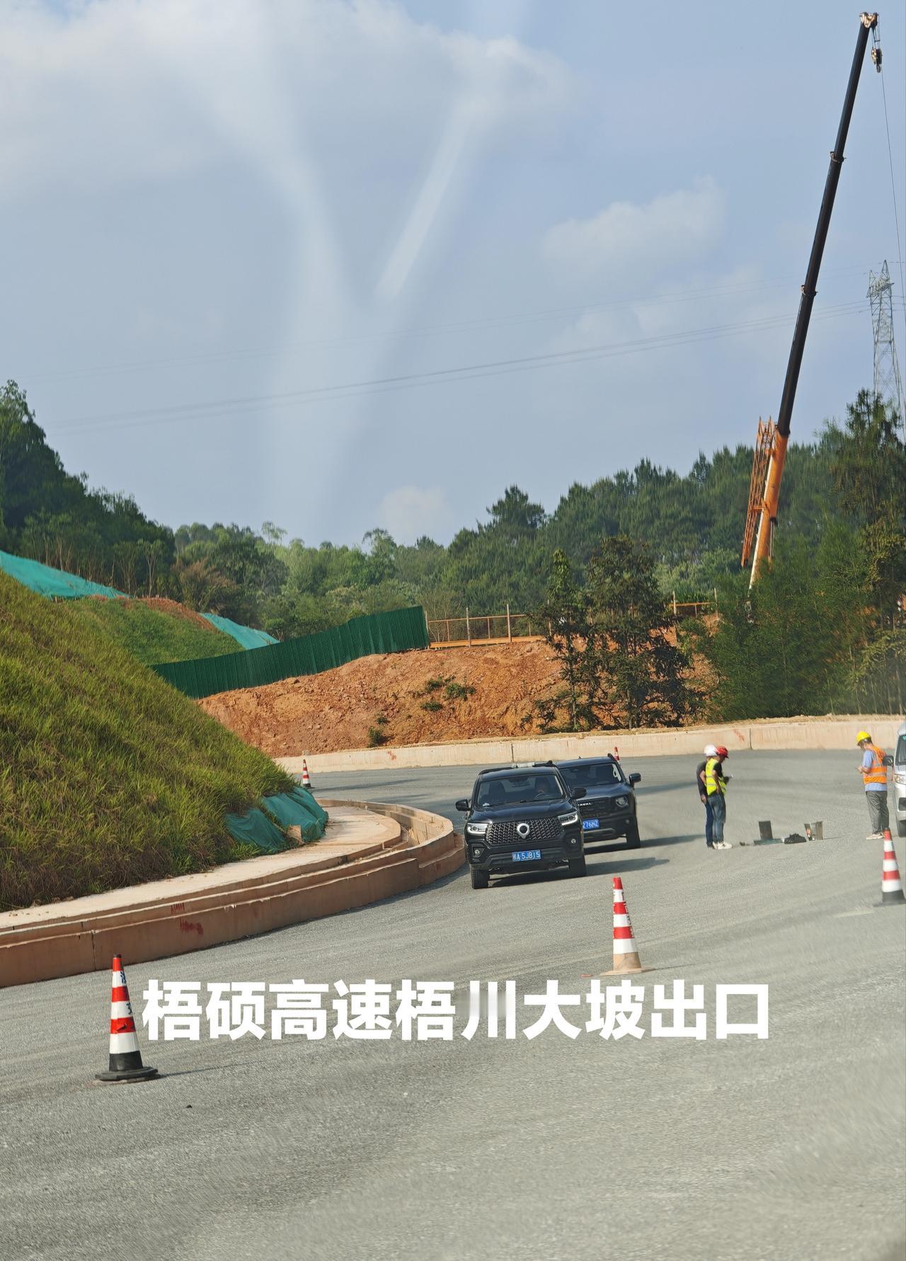 梧硕高速梧州段正在加紧施工中，它在梧州大坡镇直接连上广昆高速，间接把广昆高速拉直