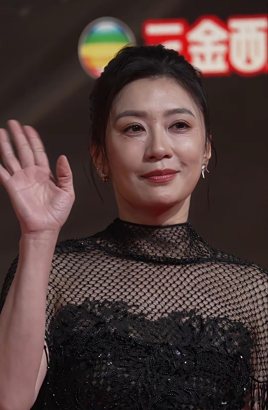 51岁贾静雯不装了！生图状态下眼周皱纹，面部坑洼瑕疵暴露无遗，见惯了那么多精修