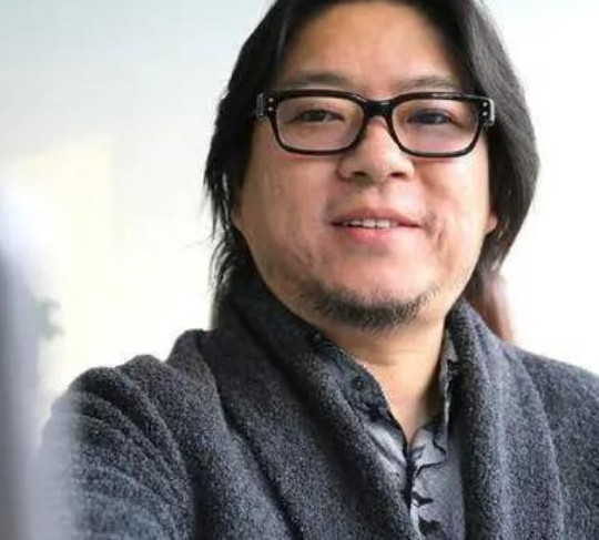 一次，主持人问高晓松:“你恨老狼吗？”高晓松咬牙切齿地说:“我恨，《同桌的你》他