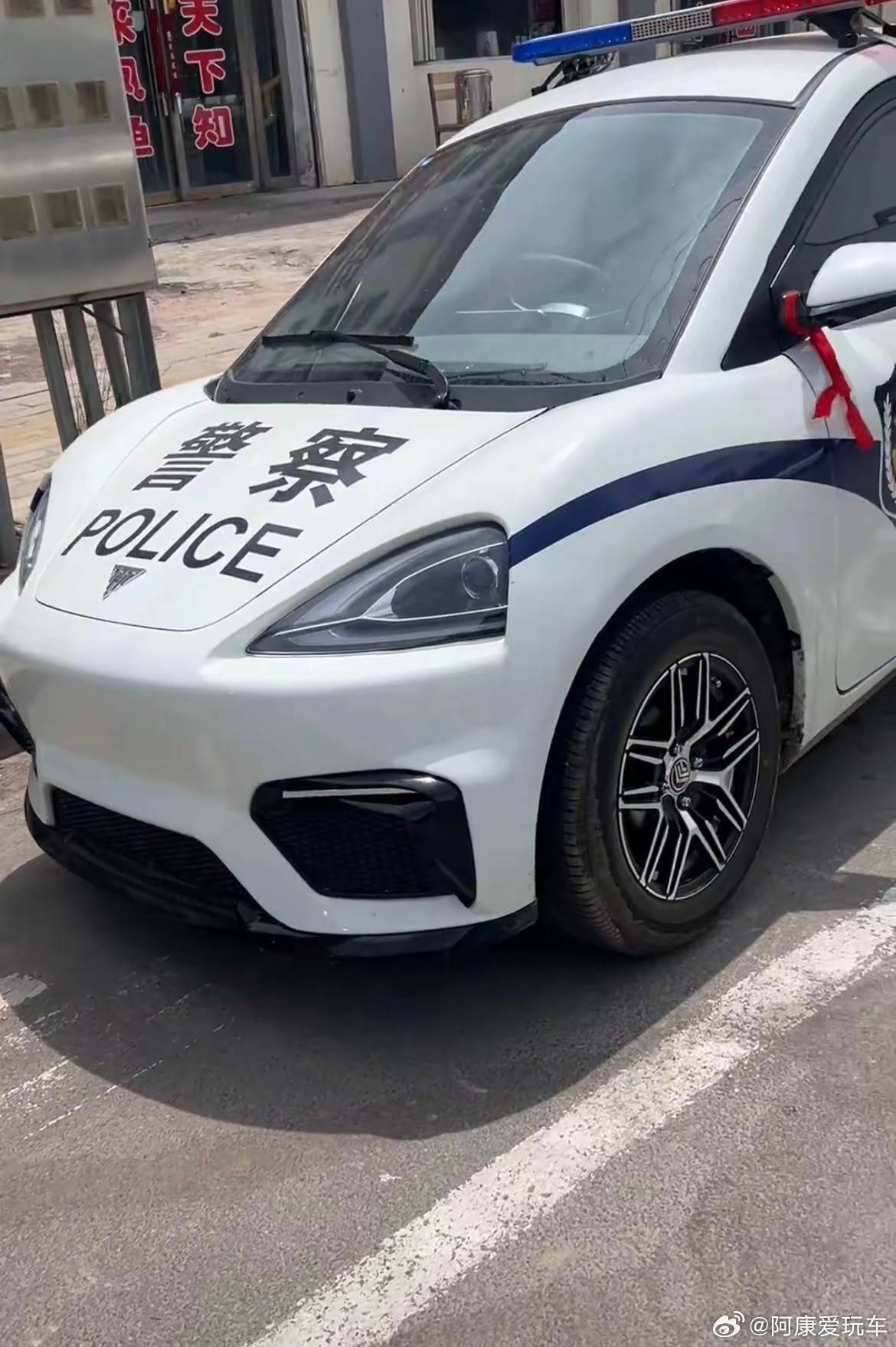 网友拍到的倒三轮电摩警车，够不够拉风