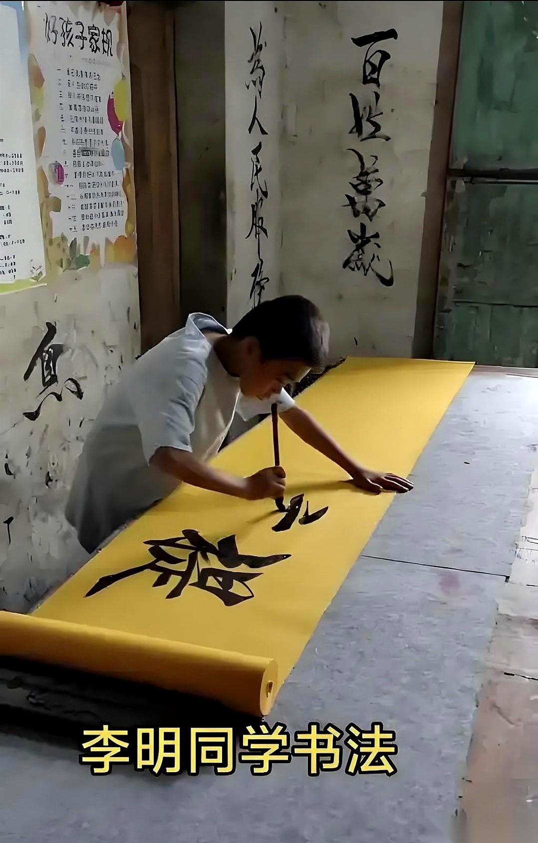 广西那个写字的小孩,可惜了。外行看热闹,觉得龙飞凤舞,简直是天才降世。但真懂