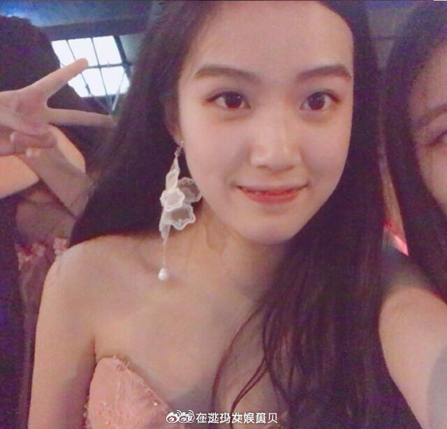 卢昱晓英国留学时期旧照，这不就是公主小妹！！