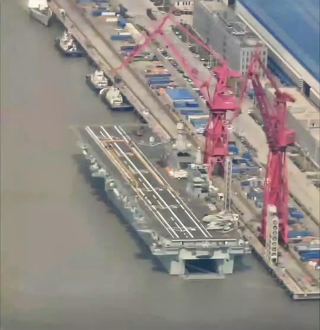 “四川”舰最新的照片显示，甲板的划线已经基本完成，电磁弹射器在甲板左舷，全长约1