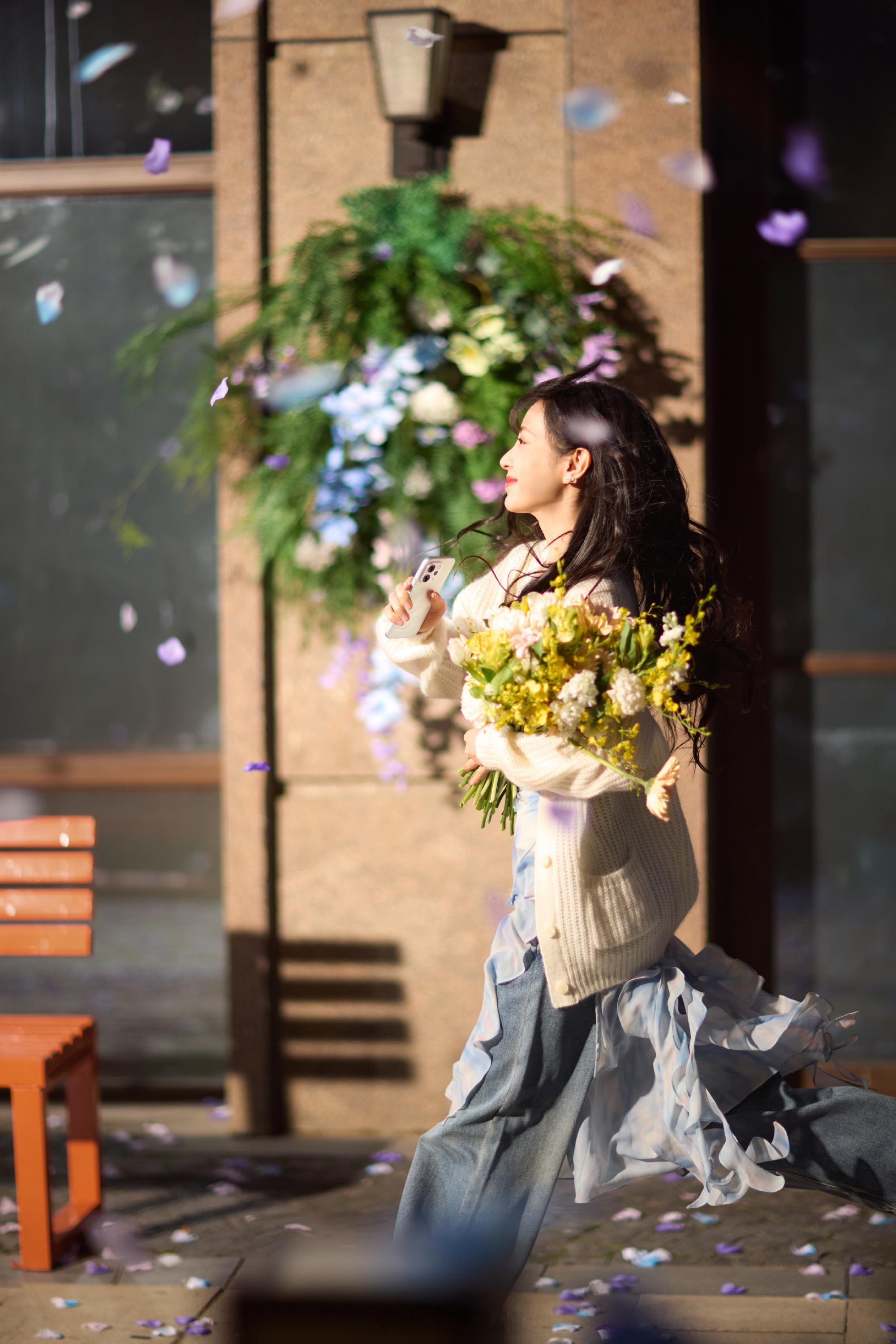 vivoS50的Deco改成了三摄矩阵设计，田曦薇代言，上代是竖向排列，