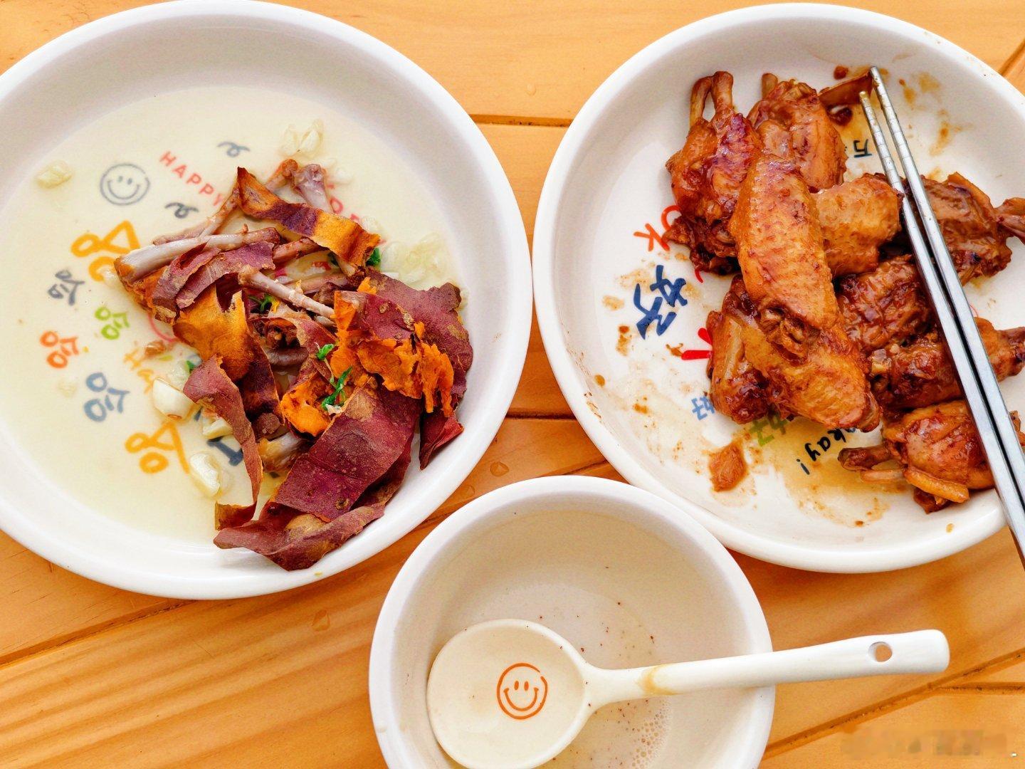 中午自己做了个减脂餐。这个份量咋样？（图二鸡翅没吃完）