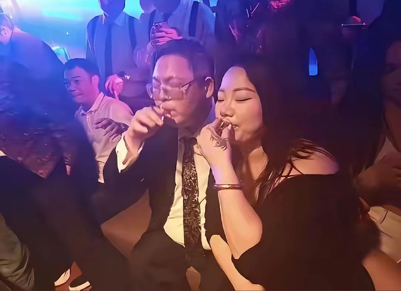 看完夜店这组图，瞬间懂向太那句“那我要这种女人做媳妇干吗”。一边是端庄温婉、长