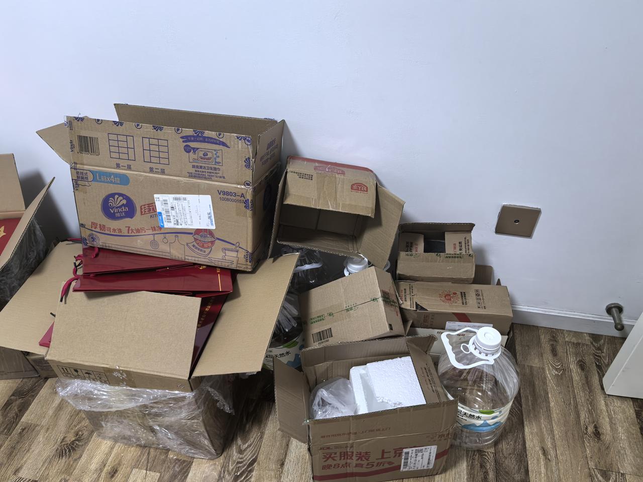隔段时间就会请一个相熟的保洁大姐来帮忙打扫，总是时长多算费用多给，此外攒的纸箱和