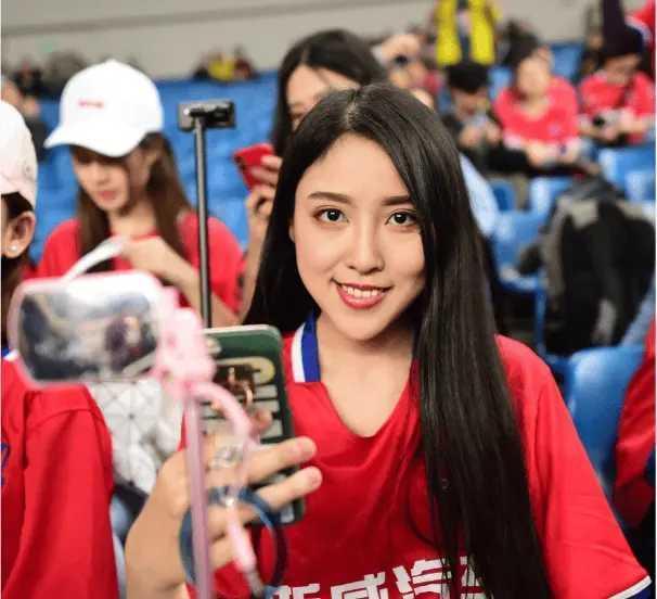 刚结束的苏超决赛吸引了超过200万人的线上关注，现场更是涌入了62329名观众。