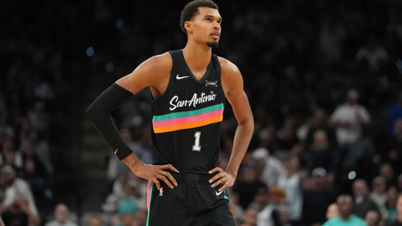 NBA常规赛，马刺以132-104战胜国王。赛后，文班亚马接受了采访。“在加