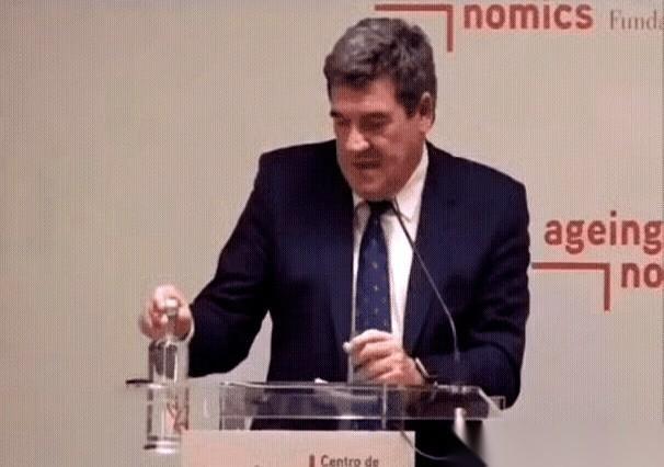 西班牙那位部长，就因为一个倒水的动作，成了全网的梗。当时他正在发言，讲到一半，