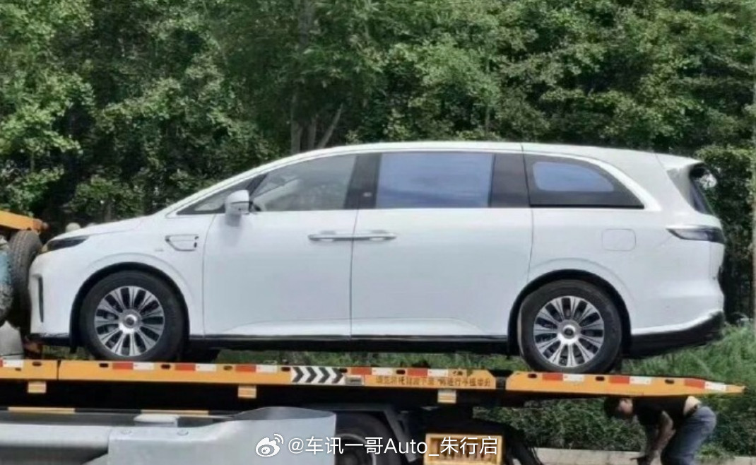 享界V8的实车图曝光看起来感觉可以当别克GL8的平替款理想i8和理想i9要有点危