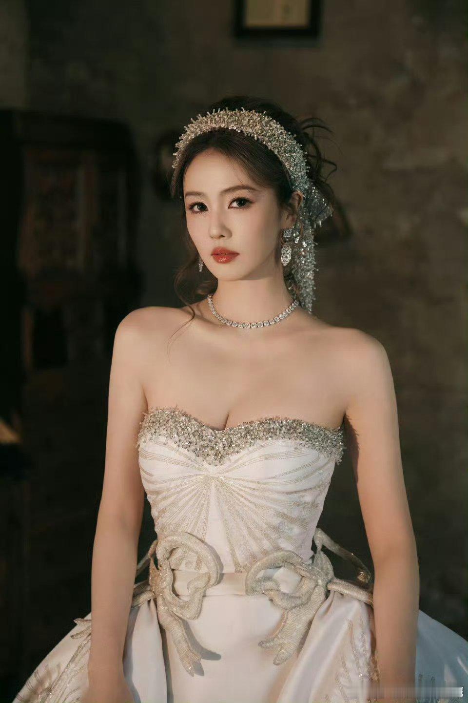 网传今年尖叫之夜尖叫女神白鹿，尖叫男神刘宇，我还以为是杨幂白鹿三部剧都登财报啦！