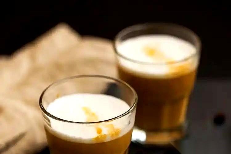 你手里那杯所谓的“养生果茶”，说白了，就是一杯勾兑出来的“加工糖水”。别不信。