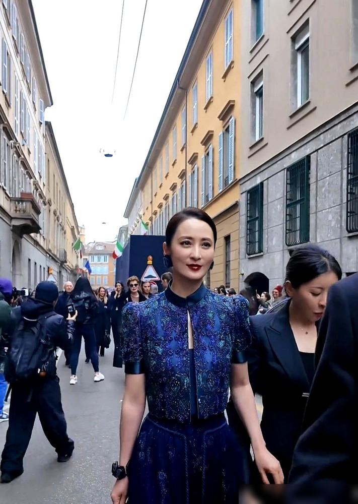 50岁的蒋勤勤今天直接扯下了内娱那帮疯扎针女明星的遮羞布。米兰时装周前排，