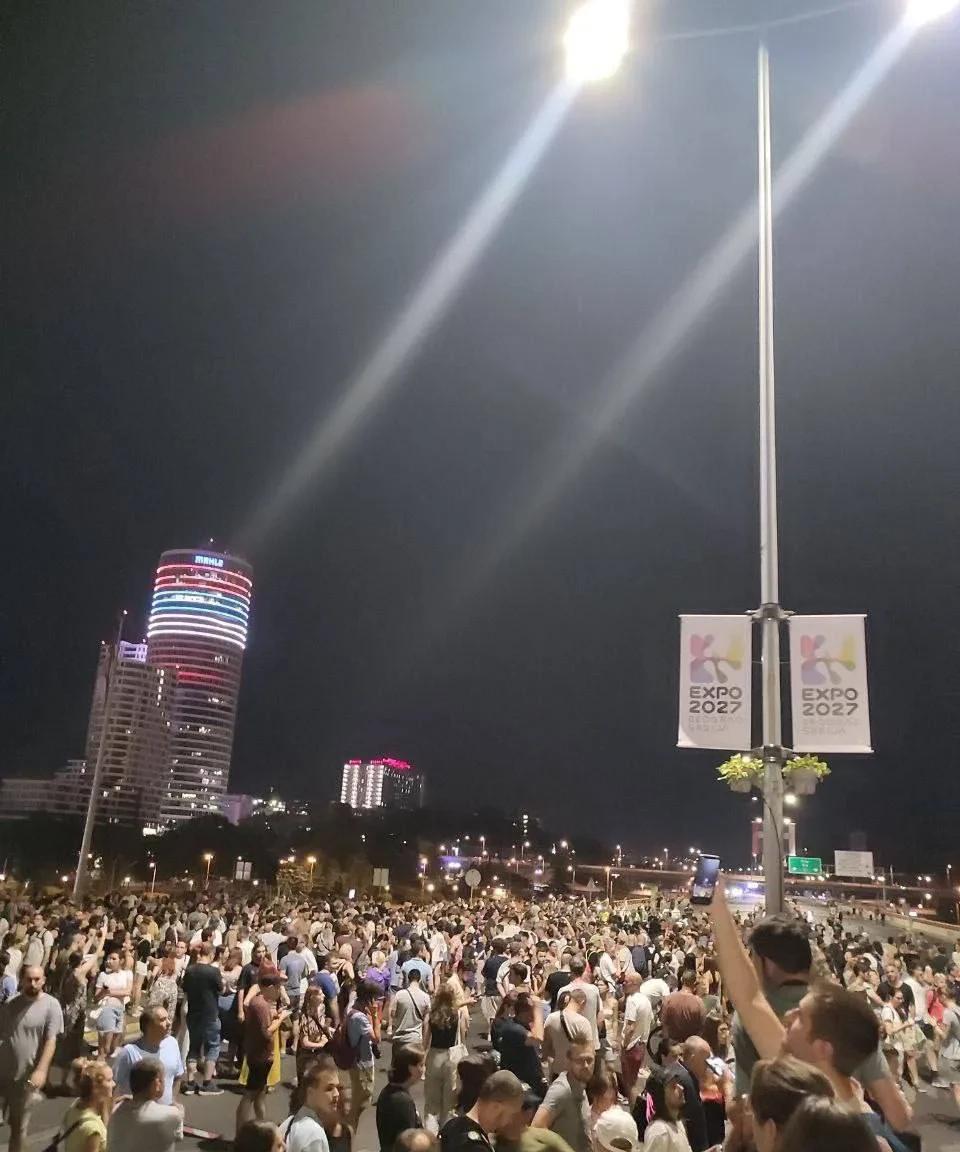 塞尔维亚游行抗议进入第2天，示威规模有所扩大塞尔维亚当地媒体报道称，除首都贝尔