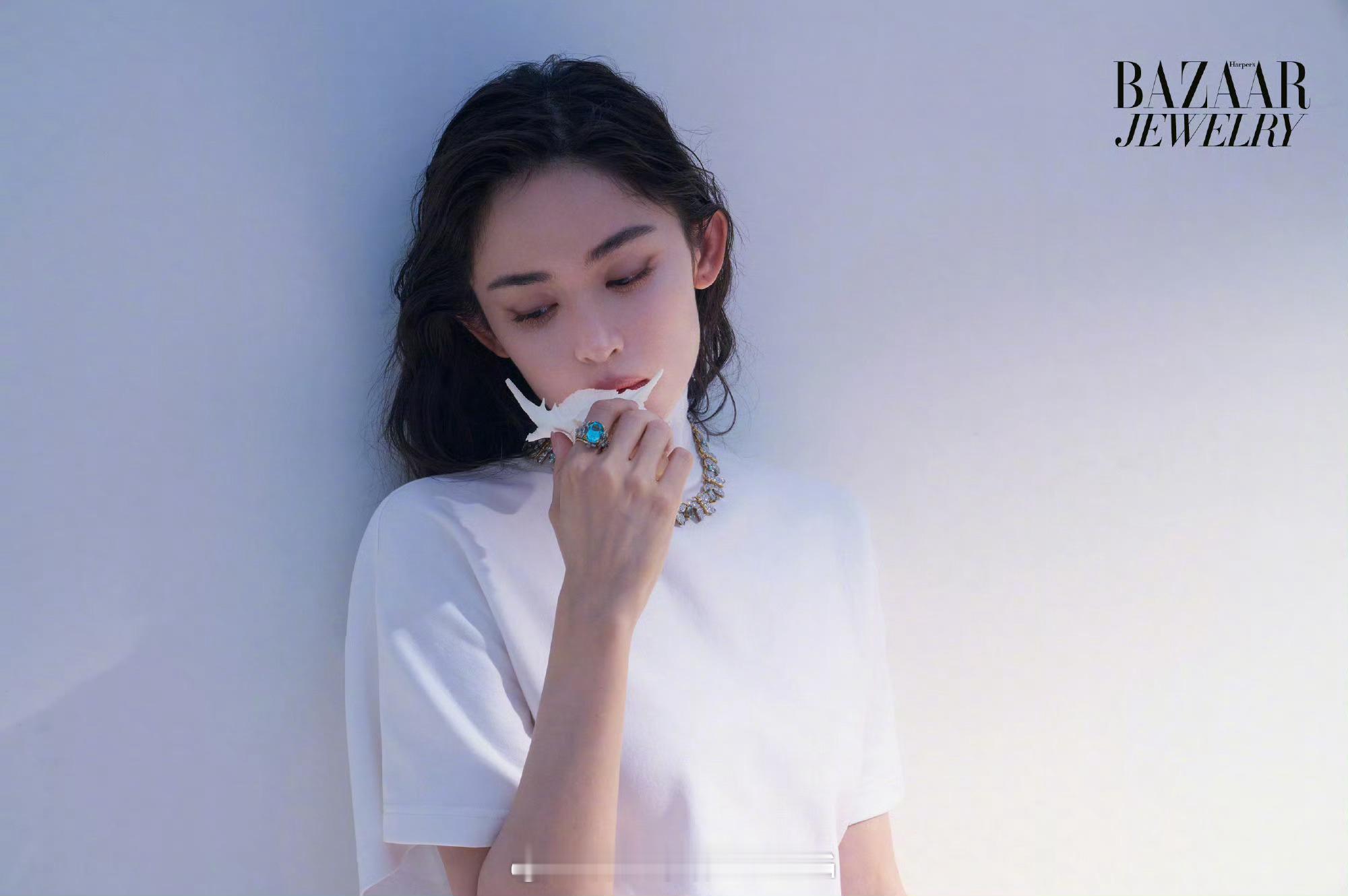 是温柔神秘的人鱼，更是自己人生航向的掌舵者。娜扎登上《时尚芭莎》珠宝七月刊封面，