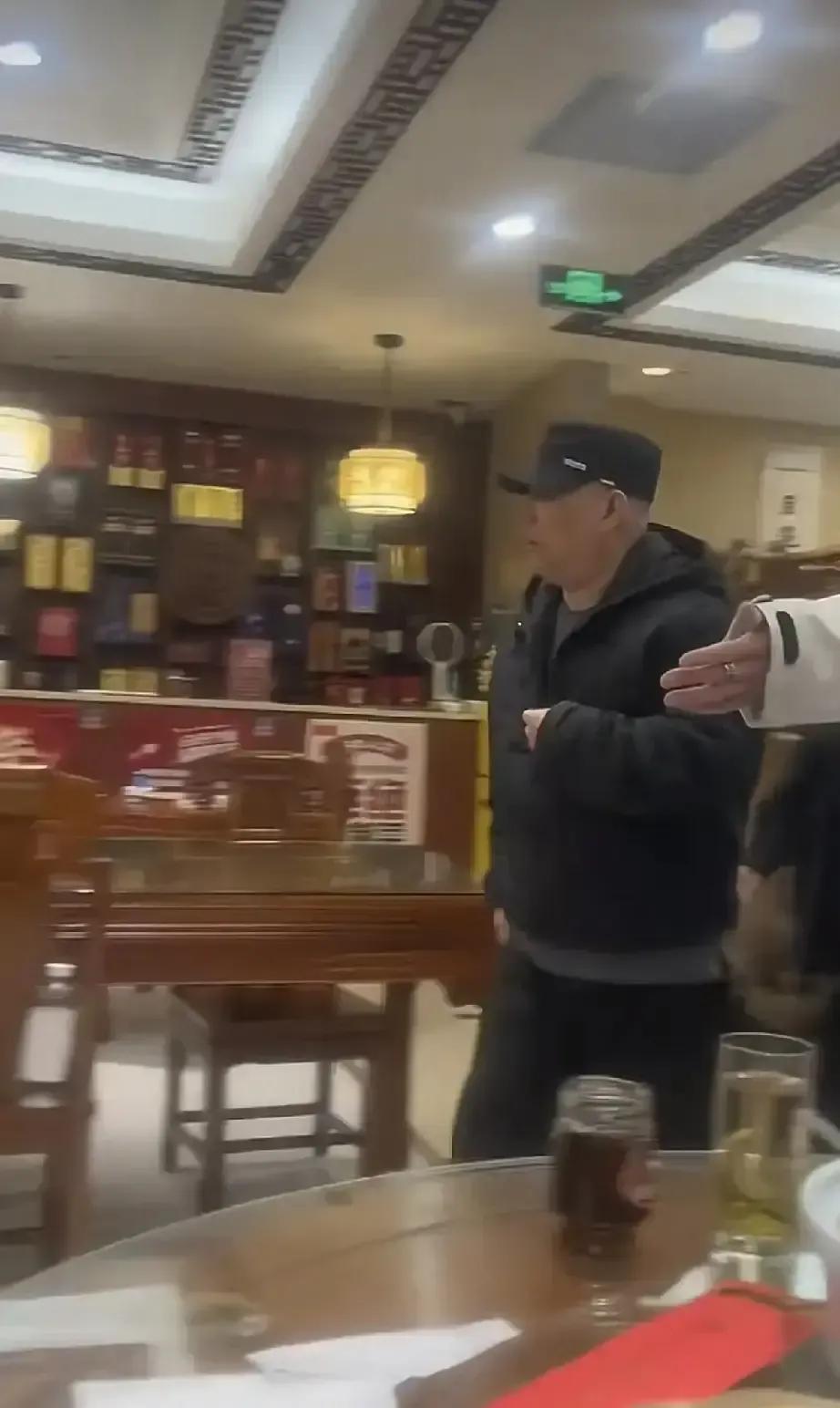 郭德纲刚在天津演完纲丝节，转身就钻进一家徽菜馆，自己掏腰包请十来位圈里的制片人、