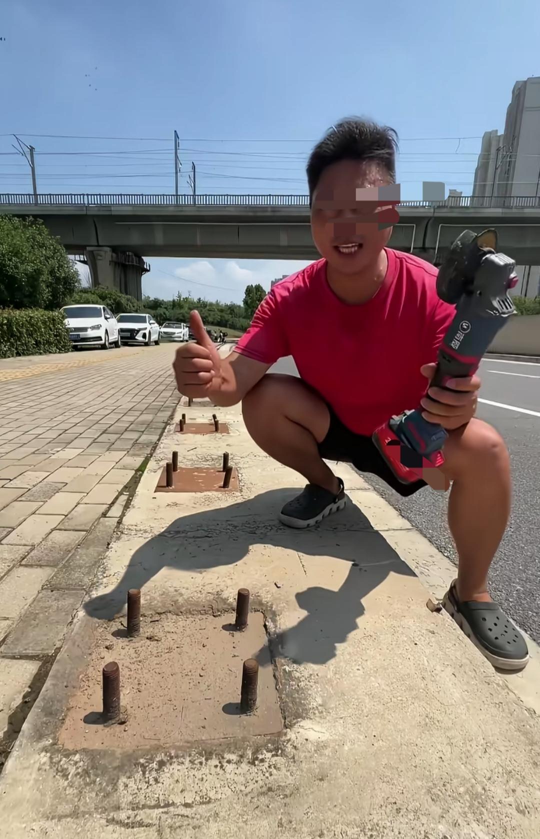 新乡那位博主，自费清理路边凸出的地脚螺栓，被叫停了，虽然理由有些牵强，但是官方后