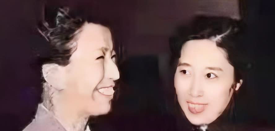 这两位女子相差六岁，左边那位生于1915年，右边的则是1921年出生。她们身材都