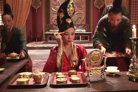 公元300年，许昌宫中。一个婢女端着毒酒走进来，另一个婢女拿着药杵跟在后面。23