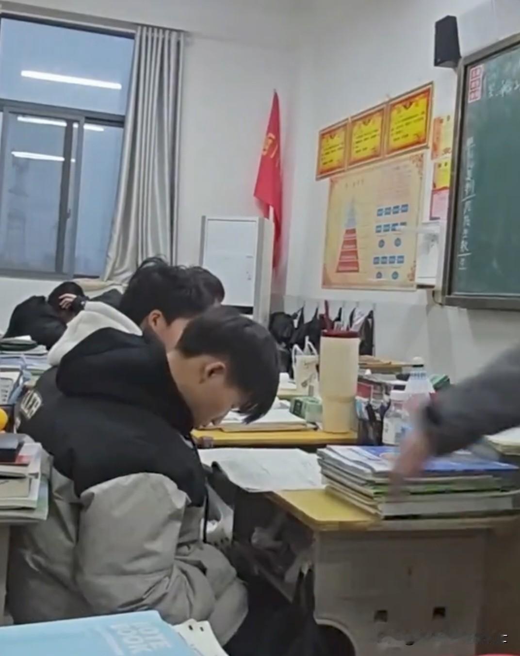 这个老师太搞笑了，用公主抱治瞌睡的学生。近日有一段视频太搞笑了，在上课期间，